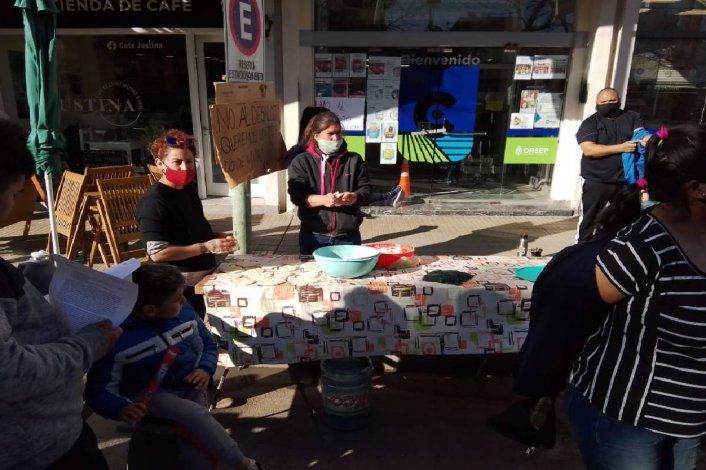 Comenzó la protesta de ocupantes con tortas fritas frente a la Muni