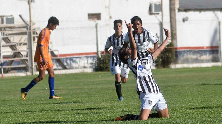 Las formativas del Albinegro van por tres coronas en la Liga Confluencia