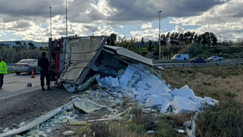 El vuelco fue en la rotonda del cruce de las rutas 3 y 26, en Comodoro Rivadavia.