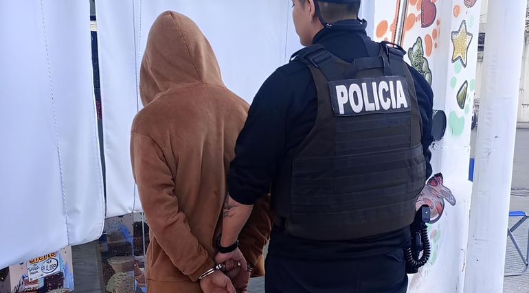 El hombre ni bien salió de la Comisaría de Viedma se arrancó la tobillera. Quedó detenido con cargos por daño y desobediencia judicial.