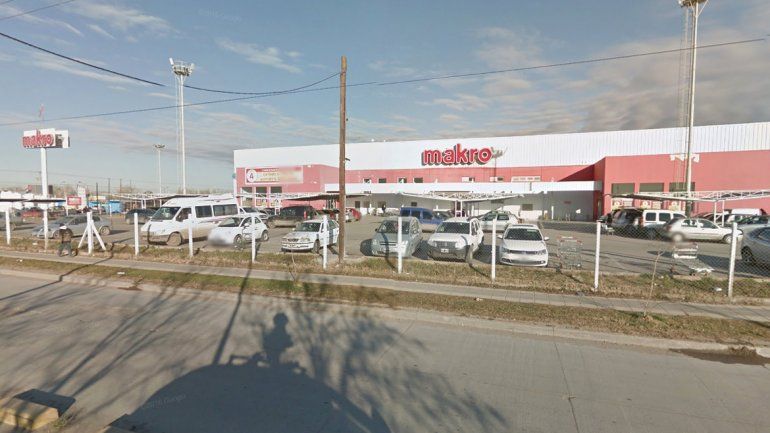 Entró a comprar a un mayorista con su mamá y le llevaron el auto