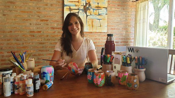 La emprendedora que llenó los mates de arte