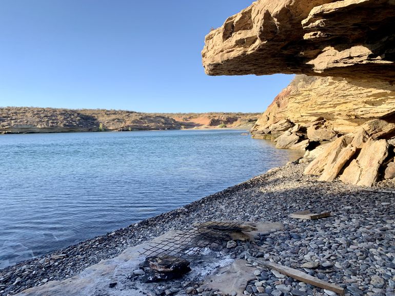 Acampes, asados y bañistas sin control en los acantilados de Mari Menuco
