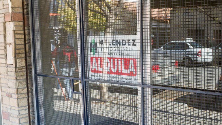 Las rejas cerradas y el cartel de alquiler