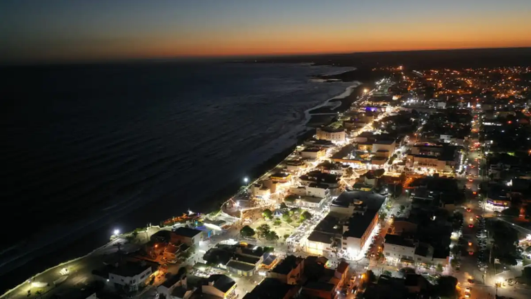 Las Grutas se pone linda, de día y de noche. Hoy tocan Los Charros.
