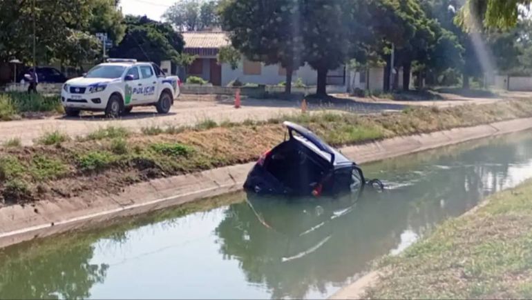 El auto en el que viajaban los padres adolescentes y su bebé de un año cayó al canal. El bebé murió. Foto: rnqnnoticias.