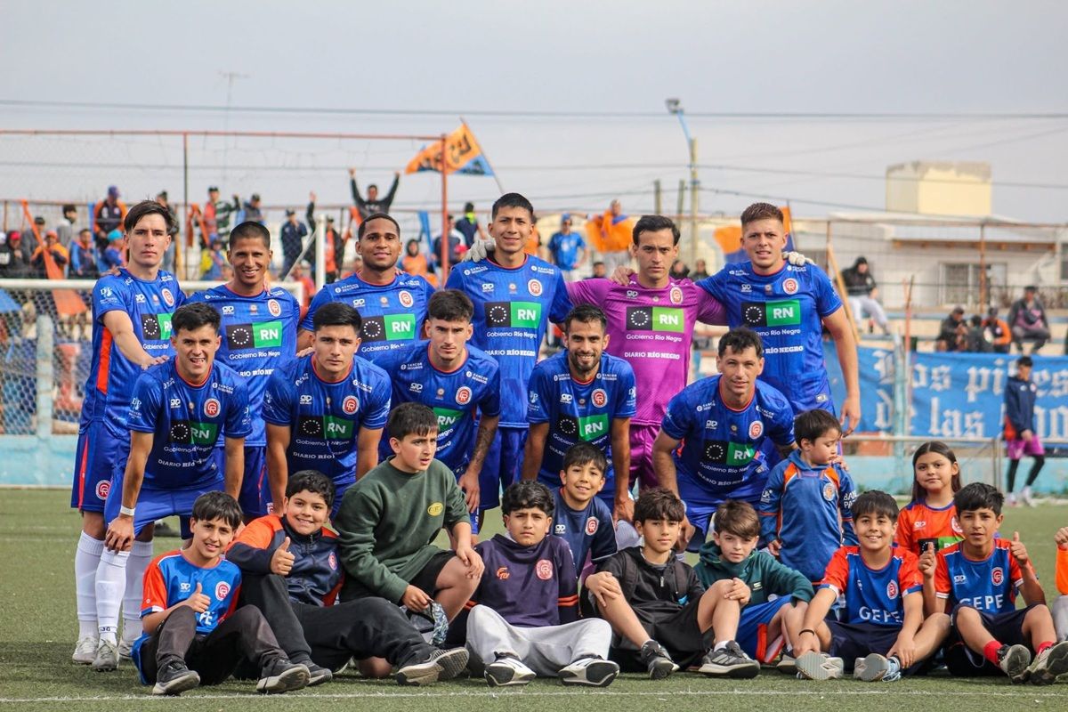 Bronca en Deportivo Roca: fuertes carteles contra la dirigencia y el técnico por una derrota.