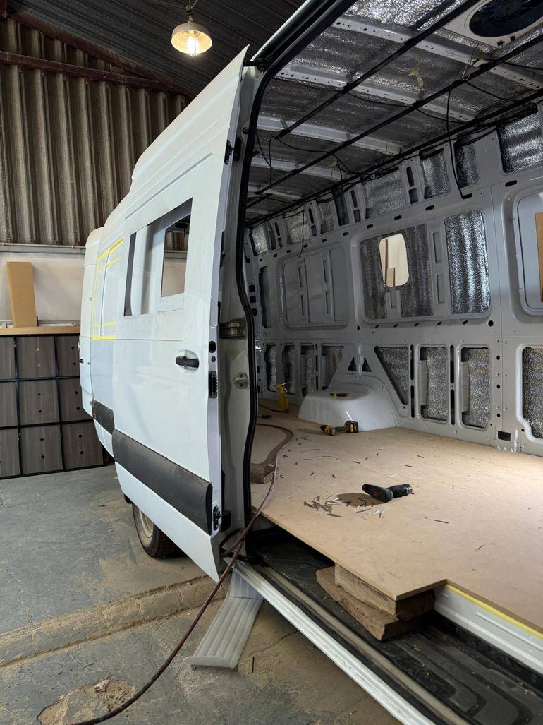 Una futura Motorhome en el taller para arrancar con el armado.