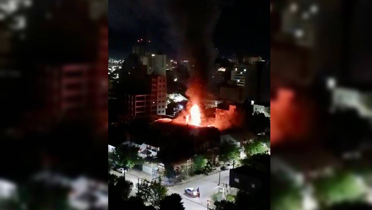 El fuego del depósito sobre la calle Teniente Ibáñez, entre Miguel A Camini y Entre Ríos.