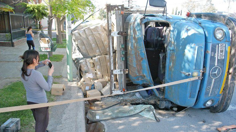 El conductor fue rescatado luego de retirar el parabrisas del camión.