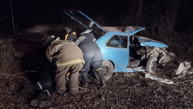 Perdió el control del auto y se estrelló contra una alameda