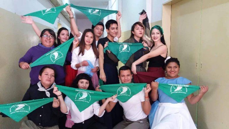 Bailaron con sus pañuelos verdes en el acto por el Día de la Independencia