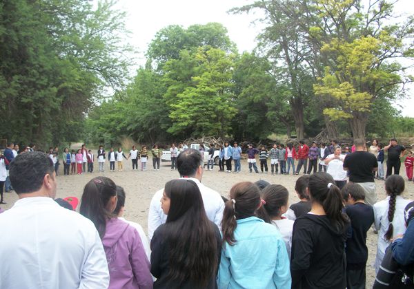 Abrazo a una escuela en General Roca