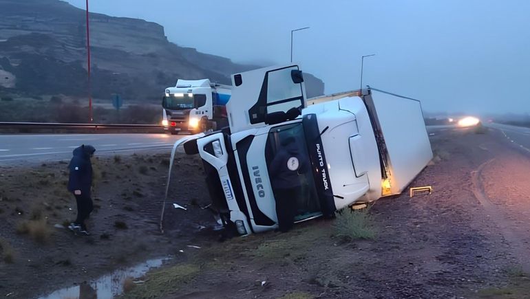 El camión se despistó poco antes de llegar a Villa Regina y volcó sobre la isleta que divide ambos carriles. Su conductor resultó ileso. El camión se despistó poco antes de llegar a Villa Regina y volcó sobre la isleta que divide ambos carriles. Su conductor resultó ileso.