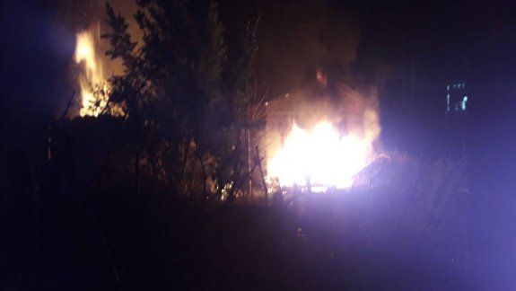 La Policía asegura que la casa fue incendiada intencionalmente.