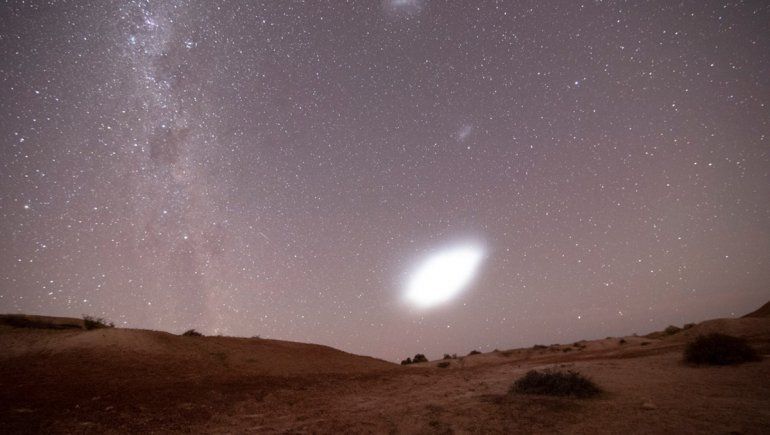 Un astrofotógrafo capturó en imágenes una misteriosa luz en el cielo valletano
