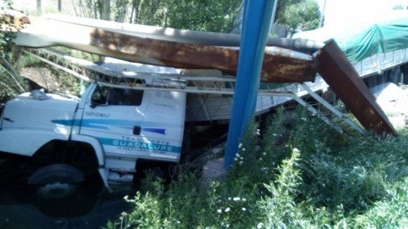 Camionero perdió el control y terminó adentro de un desagüe
