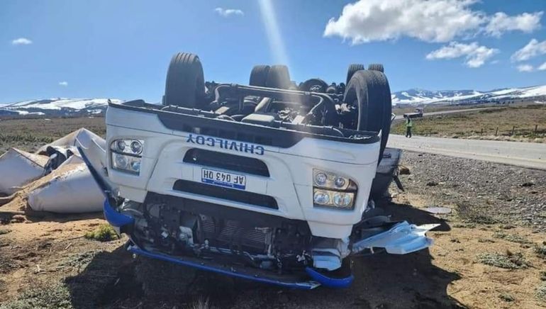 Camión argentino volcó en Pino Hachado y murió el chofer
