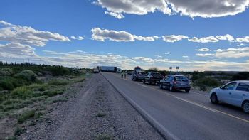El camión que quedó atravezado en la ruta 22 tras el choque y las interminables filas en la zona. El camión que quedó atravezado en la ruta 22 tras el choque y las interminables filas en la zona.