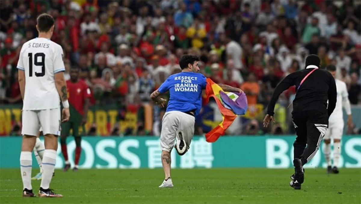 Irrumpió en el partido entre Portugal y Uruguay con una bandera LGBTIQ+