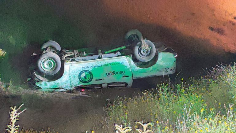 Iban a trabajar en los incendios y volcaron: uno está en terapia intensiva