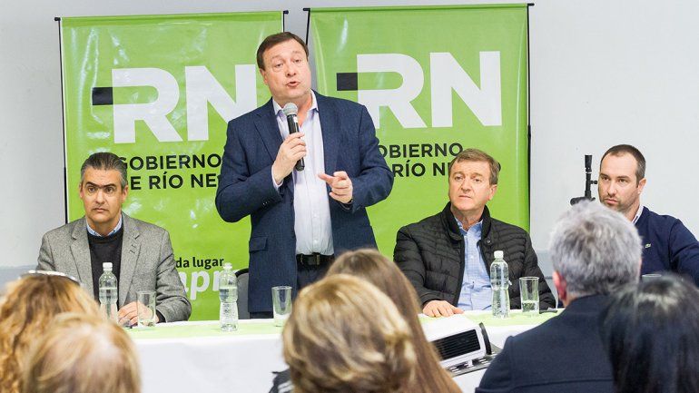 El gobernador encabezó la apertura de sobres en la Asociación Española.