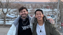 Martín Ku junto a Nicolás Grosman en Rusia durante la grabación del video. Foto: redes sociales.