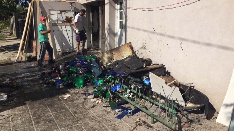 Anoche se incendió la farmacia Cruz del Sur y hubo graves destrozos