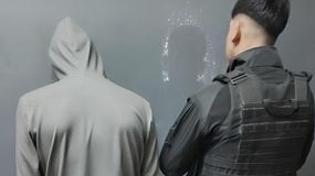 El joven atrapado en Lamarque por agredir a la madre y su pareja. Una menor de edad alertó a la Policía.&nbsp;