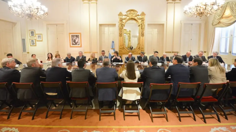 Milei con Gobernadores. Las decisiones nacionales comienzan a impactar en las administraciones provinciales y en el mapa productivo del país.