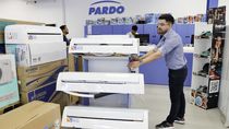Pablo, empleado de Pardo, brindó precisiones sobre la venta de aires acondicionados a LM Cipolletti. Foto Anahí Cárdena.