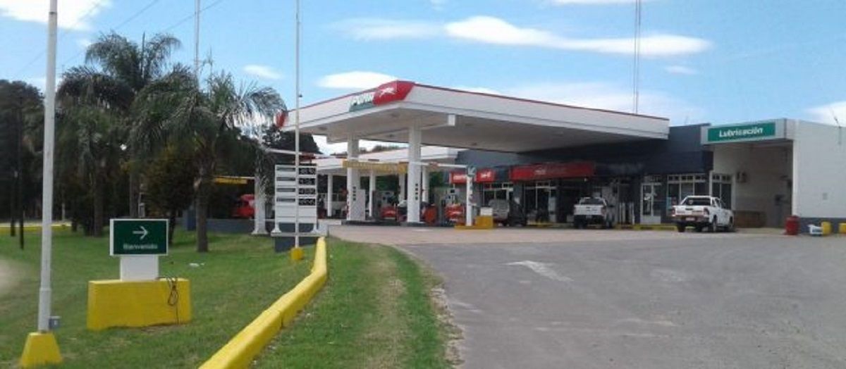 Se le paró la moto y delincuentes aprovecharon para robarle. Fue en la Estación de Servicios de Ruta 3.&nbsp;