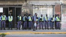con un cordon, la policia evito el acampe piquetero con un cordon, la policia evito el acampe piquetero