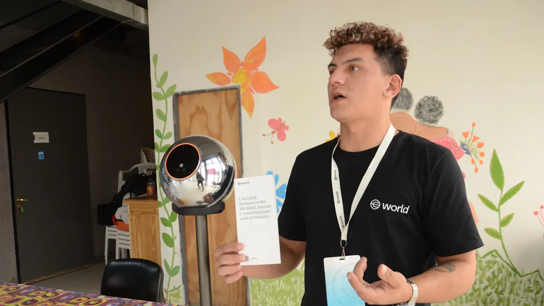 Volvieron los escaneos de ojos a la zona: Una prueba de humanidad