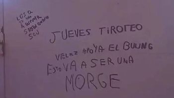 Una imagen de los retos virales que circulan por las escuelas. En la zona, tomaron medidas...