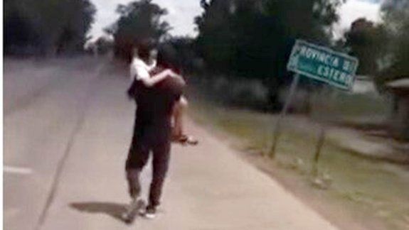 Padre caminó 5 kilómetros con su hija con cáncer en brazos