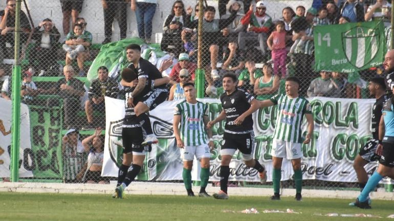 Doello festeja su gol para Cipo en cancha de Germinal. Gentileza Diario Jornada.