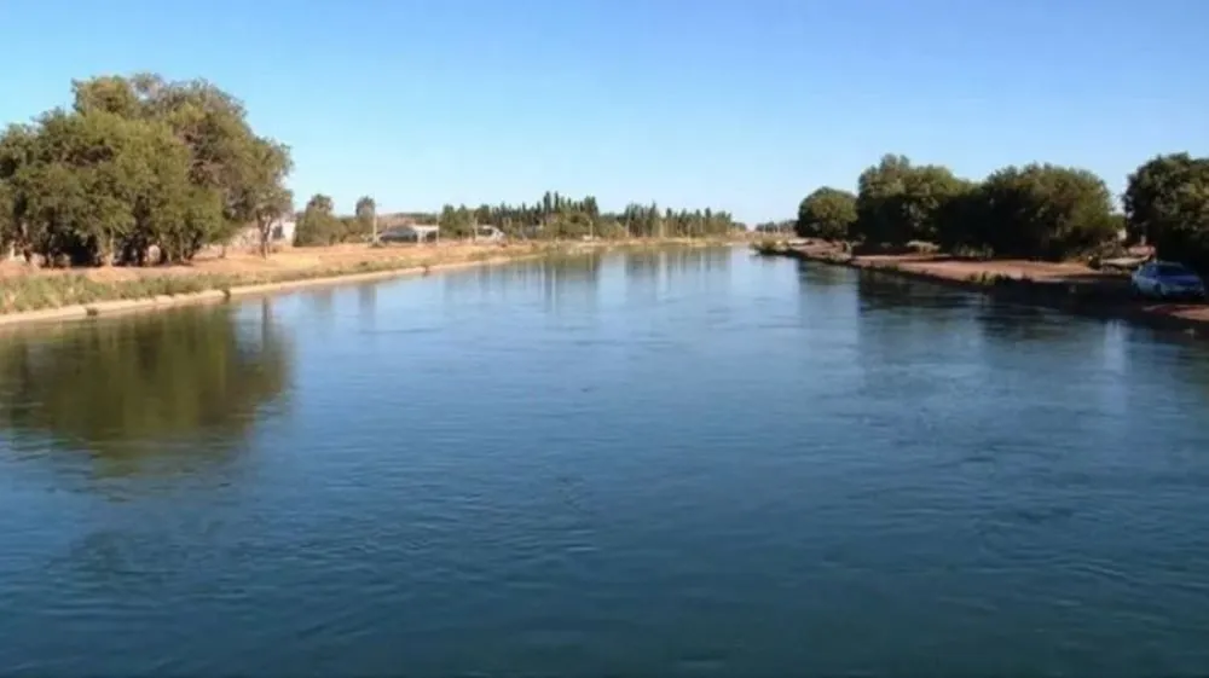 El hallazgo de un cuerpo se produjo en el canal de riego, en El 30.