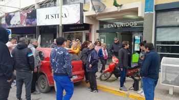 Taxistas de Cipolletti se movilizaron al municipio. Protestan contra Uber y piden más controles. 