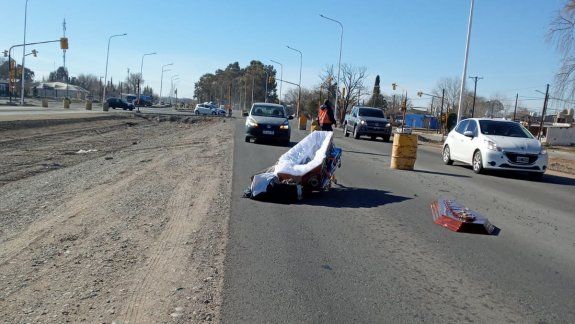 Un coche fúnebre perdió el cuerpo en plena Ruta 22