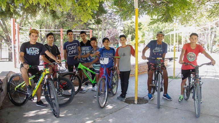 Los echaron de la plaza  y piden una pista segura