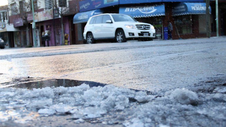 Las calles de la ciudad amanecieron ayer cubiertas de una espesa capa de hielo.