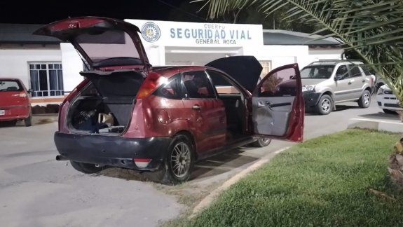Salió a pasear con un auto que tenía prohibición para circular y cédula falsa