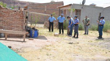 apunalan y cuelgan a un hombre en su casilla en plottier