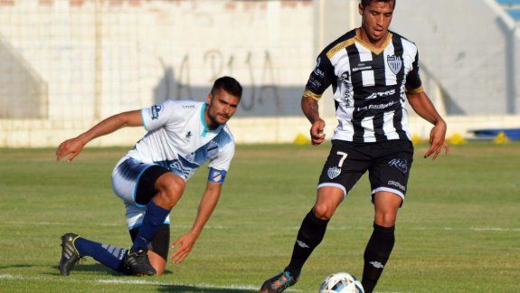 Maxi Carrasco frente a Brown de Madryn, en el tercer amistoso del Albinegro.