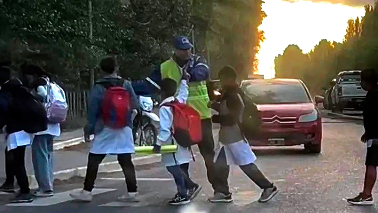 El gran gesto de amabilidad del inspector con los chicos. Foto ANR.