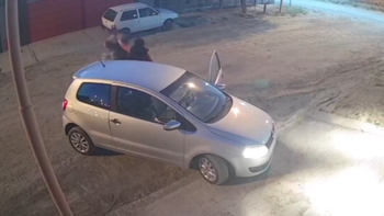 La agresión quedó registrada en un video de la cámara de seguridad.