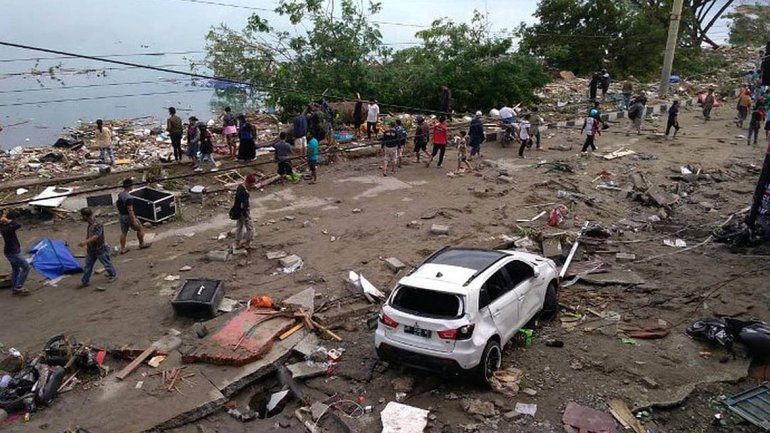 Un tsunami arrasó Indonesia y hay al menos 400 muertos