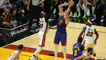 con shakira y neymar en las tribunas, jokic hizo un partido historico y denver esta 2-1 arriba ante miami en la final