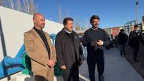 El intendente de Fernández Oro, junto a su par de Cipolletti y al gobernador. A este último presentó su proyecto.